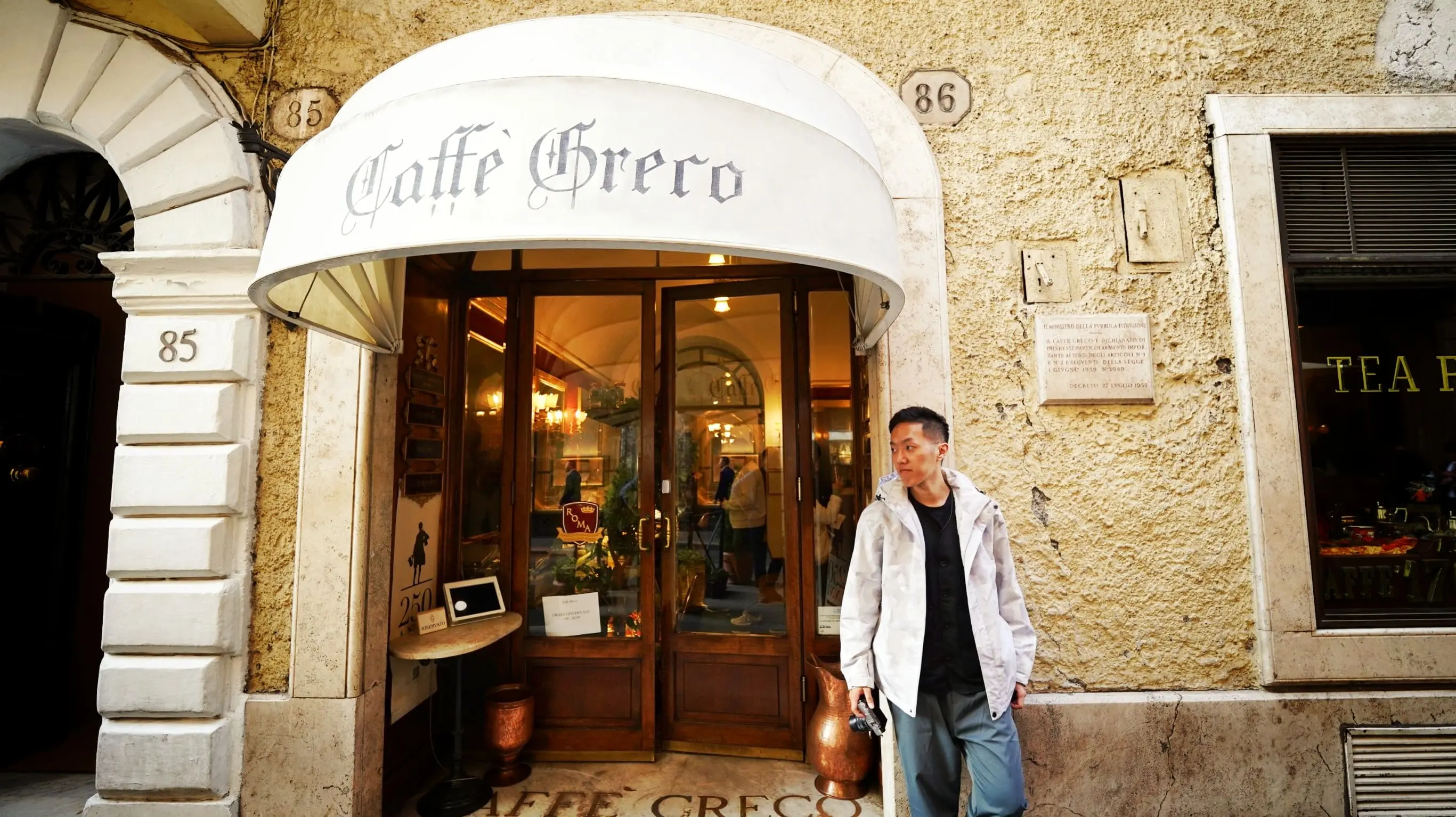 我在希臘咖啡館外