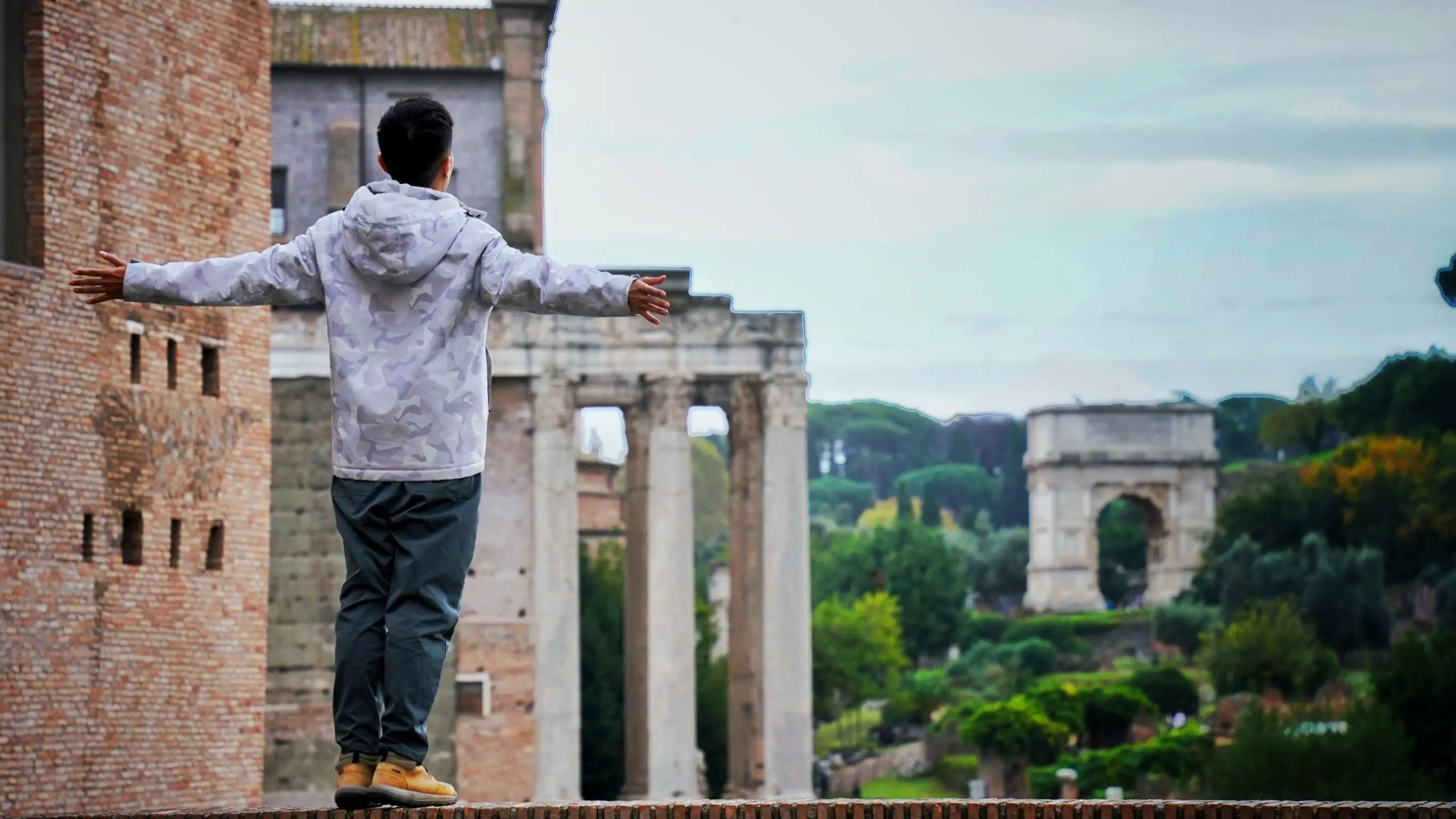 擁抱羅馬古城遺址