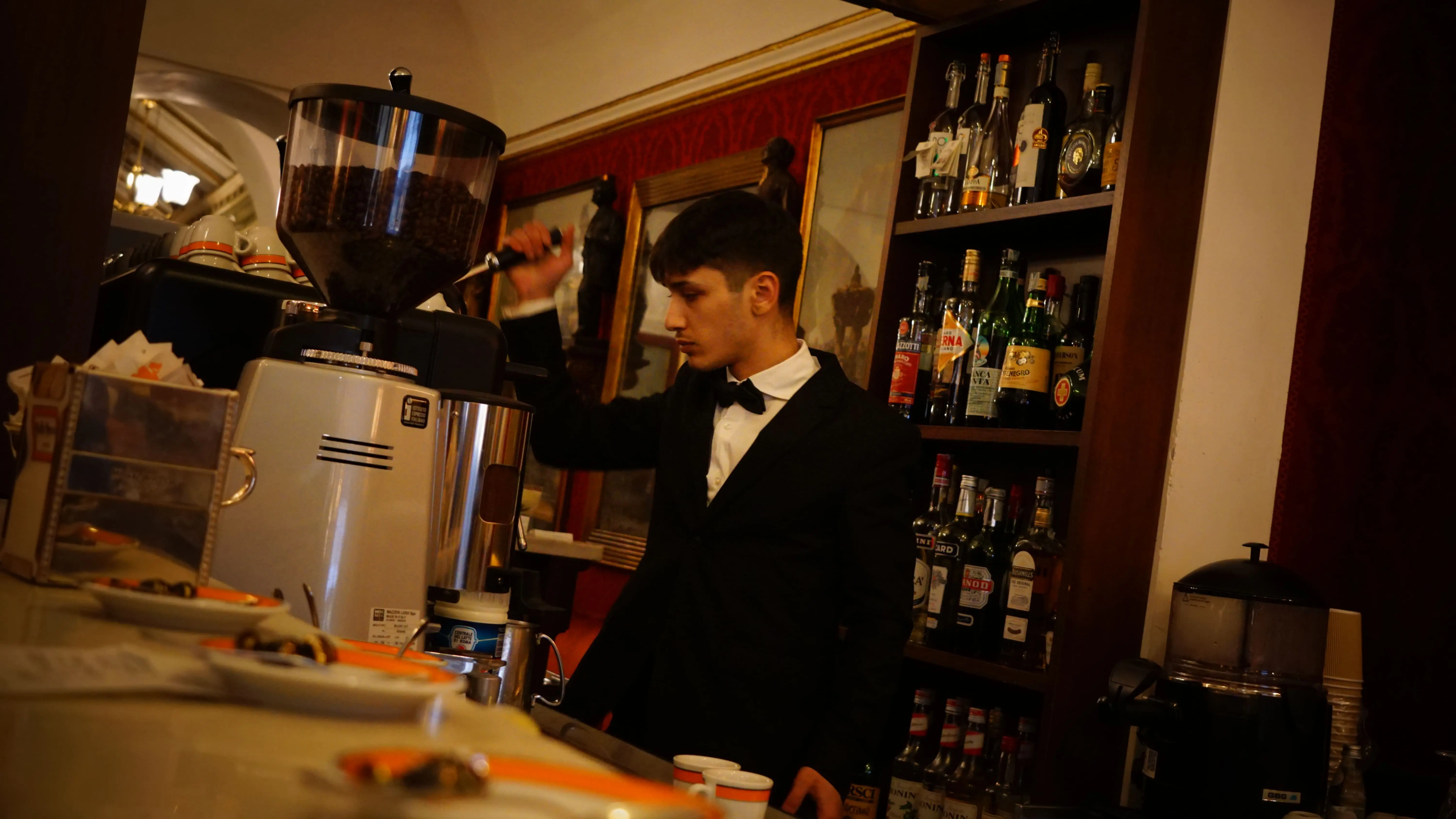 希臘咖啡館帥店員